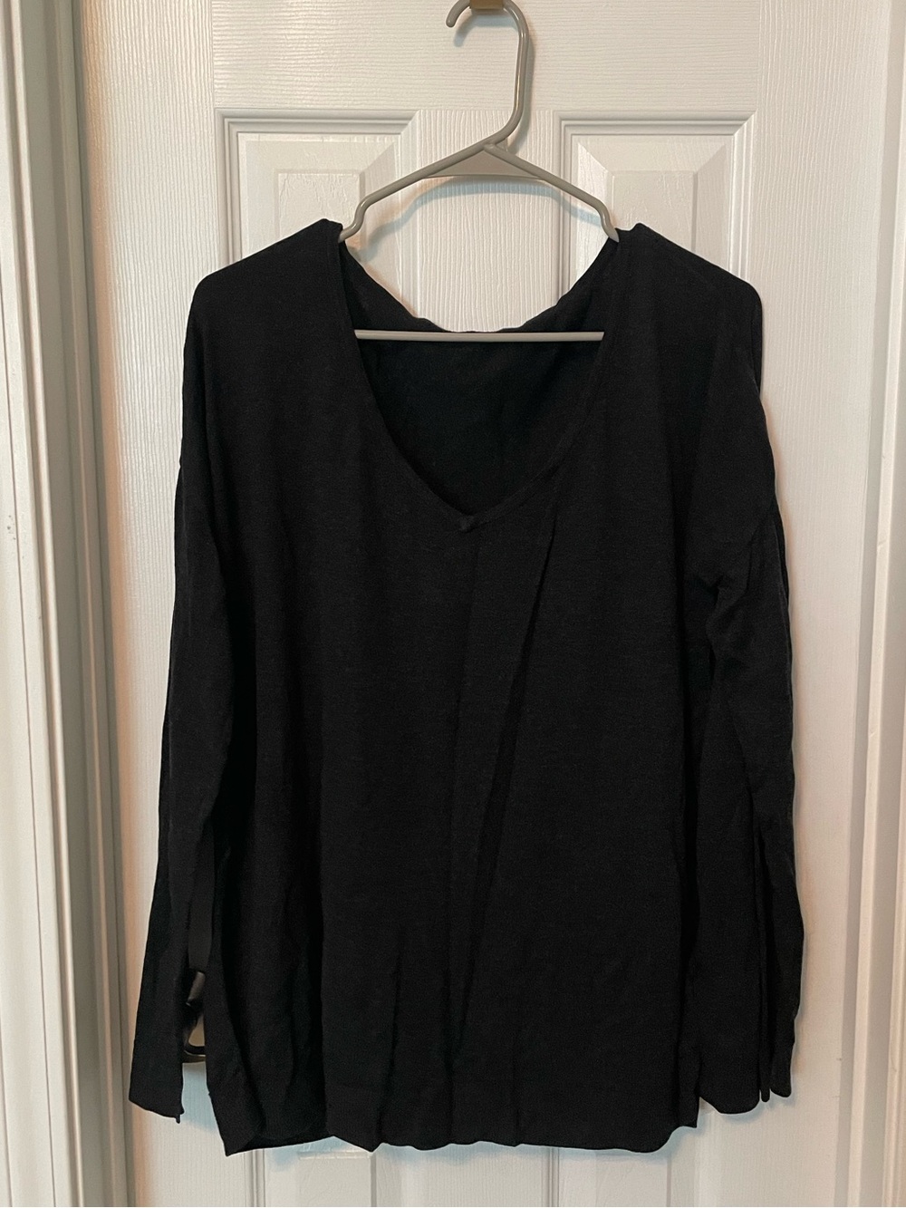 H&M Women's Black V-Neck Long Sleeve Lightweight Sweater Top